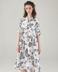 BIAŁA SUKIENKA W RÓŻE. Białe sukienki Unisono, bez wzorów, z bawełny, bez kołnierzyka, bez ramiączek, rozkloszowane. Za 239.00 zł.