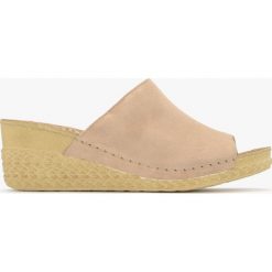 Różowe klapki na ozdobnym klinie HAYLEY. Brązowe klapki Ryłko, bez wzorów, ze skóry, bez obcasa, na platformie, bez zapięcia. Za 229.99 zł.