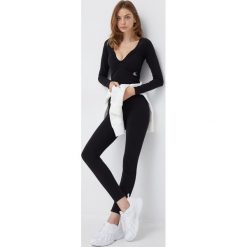 Calvin Klein Jeans kombinezon kolor czarny z dekoltem w szpic. Czarne kombinezony Calvin Klein Jeans, l, bez wzorów, z dzianiny, bez kołnierzyka, bez ramiączek. Za 539.99 zł.