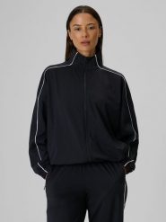4F Bluza dresowa loose bez kaptura damska - czarna XS. Czarne bluzy bez kaptura 4f, l, bez wzorów, z dresówki, bez kaptura, na fitness i siłownię. Za 179.99 zł.