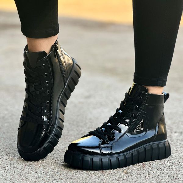 Czarne skórzane lakierowane botki damskie na traperze Filippo Dbt4146/25. Czarne botki Filippo, z aplikacjami, z jeansu, casualowe, z okrągłym noskiem, bez obcasa, na platformie, bez zapięcia. Za 289.00 zł.