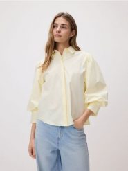 Koszula z bufiastymi rękawami - jasnożółty. Żółte koszule Reserved, l, bez wzorów, z bawełny, bez kołnierzyka, bez ramiączek. Za 139.99 zł.