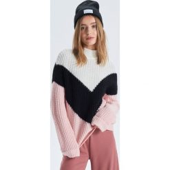 Sweter w różnokolorowe pasy - Różowy. Swetry marki Cropp. W wyprzedaży za 49.99 zł.