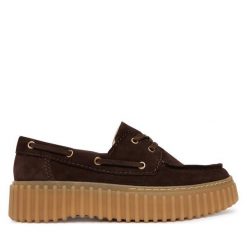 Półbuty Clarks. Brązowe półbuty wsuwane Clarks, bez wzorów, bez obcasa, na płaskiej podeszwie. Za 519.99 zł.