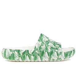 Klapki unisex na basen Crocs CLASSIC DUKE PRINT SLIDE. Białe klapki Crocs, bez wzorów, sportowe, bez obcasa, bez zapięcia. W wyprzedaży za 139.00 zł.
