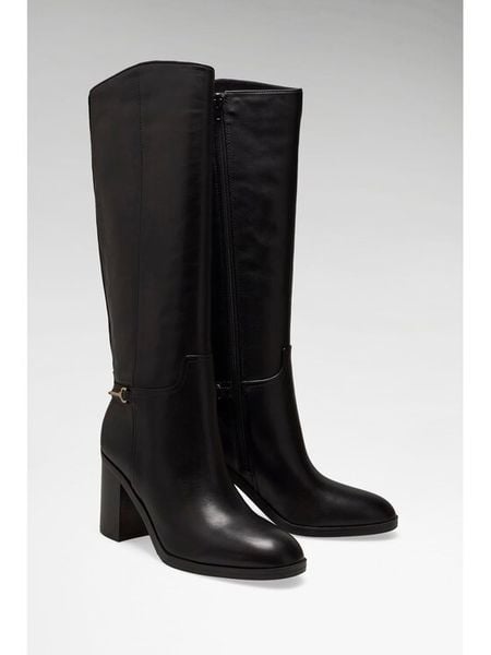 Guess Kozaki 184834 Czarny. Czarne kozaki Guess, z aplikacjami, bez obcasa, na słupku, bez zapięcia. Za 954.99 zł.