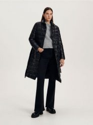 Pikowany płaszcz - czarny. Czarne płaszcze Reserved, l, bez wzorów, z tkaniny, bez kaptura. W wyprzedaży za 65.99 zł.