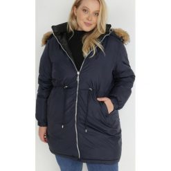 Granatowa Kurtka Dwustronna z Kapturem Fuan. Niebieskie kurtki Born2be, plus size, bez wzorów, z futra, z kapturem. W wyprzedaży za 399.99 zł.
