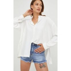 Answear Lab koszula bawełniana damska kolor biały relaxed z kołnierzykiem klasycznym. Białe koszule Answear Lab, l, bez wzorów, z bawełny, klasyczne, bez kołnierzyka, bez ramiączek. W wyprzedaży za 109.99 zł.