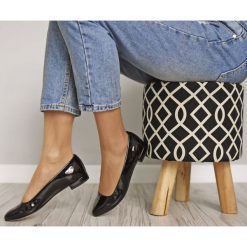 Klasyczne lakierowane balerinki na niskim obcasie - skóra naturalna - model 050 - kolor czarny lakier (38). Czarne baleriny Zapato, bez wzorów, z lakierowanej skóry, biznesowe, ze szpiczastym noskiem, bez obcasa, na koturnie, bez zapięcia. W wyprzedaży za 223.30 zł.