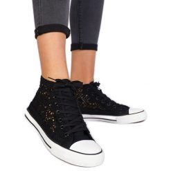 Czarne trampki damskie ażurowe. Czarne trampki w ażurowe wzory, z tkaniny, eleganckie, przed kolano, bez zapięcia. Za 82.56 zł.