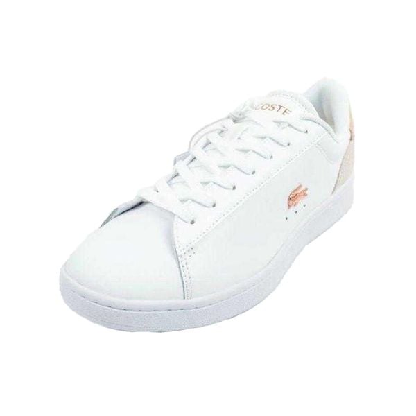 Buty sportowe trampki damskie Lacoste Carnaby. Białe trampki Lacoste, bez wzorów, z koronki, bez zapięcia, trekkingowe. Za 369.00 zł.
