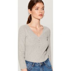 Bawełniana bluzka basic - Jasny szar. Bluzki marki Mohito. Za 39.99 zł.