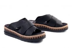 RIEKER V7989-00 black, klapki damskie. Czarne klapki Rieker, bez wzorów, bez obcasa, na koturnie, bez zapięcia. Za 299.90 zł.