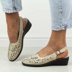 Beżowe skórzane sandały damskie na koturnie T.Sokolski L25-27. Brązowe sandały Sokolski, bez wzorów, ze skóry, klasyczne, bez obcasa, na koturnie, bez zapięcia. Za 199.00 zł.