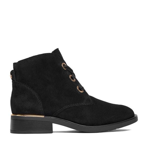 Trzewiki Lasocki. Czarne botki Lasocki, bez wzorów, bez obcasa, na płaskiej podeszwie, bez zapięcia. Za 259.99 zł.