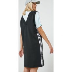 Adidas Originals sukienka bawełniana kolor czarny mini prosta. Czarne sukienki adidas Originals, na co dzień, s, bez wzorów, z bawełny, bez kołnierzyka, bez ramiączek, mini, proste. W wyprzedaży za 269.99 zł.