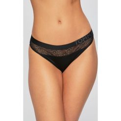Tommy Hilfiger - Stringi. Czarne stringi Tommy Hilfiger, bez wzorów, z elastanu. W wyprzedaży za 69.90 zł.
