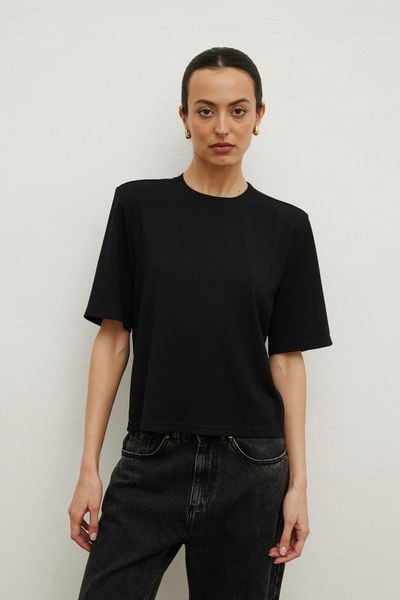 Elastyczny tshirt z PODUSZKAMI w kolorze BLACK- NONCHALANT -S. Czarne t-shirty Marsala, m, bez wzorów, z elastanu, eleganckie, bez kołnierzyka, bez ramiączek. Za 129.90 zł.