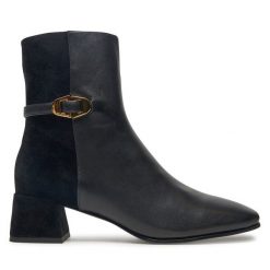 Botki Coccinelle. Czarne botki Coccinelle, bez wzorów, bez obcasa, na słupku, bez zapięcia. Za 799.99 zł.
