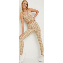 Guess legginsy damskie kolor beżowy wzorzyste. Brązowe legginsy Guess, z aplikacjami, ze skóry. Za 329.99 zł.
