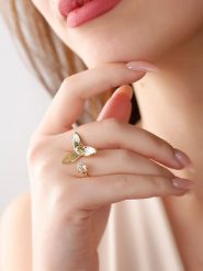 Luja Bijoux Pozłacany pierścionek z cyrkonią rozmiar: onesize. Żółte pierścionki Luja Bijoux, z cyrkonią, pozłacane. Za 92.42 zł.