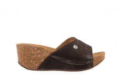 Klapki Bayla-099 0795 Włosy, Czarny, Skóra naturalna - 39. Czarne klapki Bayla, bez wzorów, z materiału, bez obcasa, na koturnie, bez zapięcia. W wyprzedaży za 89.10 zł.