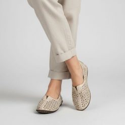 Półbuty damskie Artiker, cholewka skóra naturalna perforowana wsuwana konstrukcja miękkie wykończenie niski profil elastyczne boki lekka forma, beżow. Brązowe półbuty wsuwane Artiker, bez wzorów, ze skóry, bez obcasa, na płaskiej podeszwie. Za 209.00 zł.