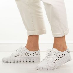 Białe ażurowe skórzane półbuty damskie Cambell 19432. Białe półbuty wsuwane Cambell, na jesień, w ażurowe wzory, z jeansu, casualowe, bez obcasa, na płaskiej podeszwie. Za 219.00 zł.