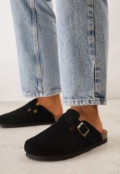 Czarne Zamszowe Klapki w Stylu Chodaków Ozdobione Klamrą Irinania. Czarne klapki Born2be, bez wzorów, z materiału, bez obcasa, na płaskiej podeszwie, bez zapięcia. Za 159.99 zł.