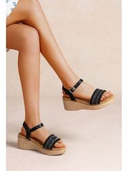 Foreverfolie Sandały w kolorze czarnym na koturnie rozmiar: 36. Czarne sandały Foreverfolie, bez wzorów, z otwartym noskiem, bez obcasa, na koturnie, bez zapięcia. Za 113.99 zł.