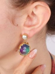 L'Atelier de Gaia Pozłacane kolczyki-wkrętki z kwarcem i perłami rozmiar: onesize. Białe kolczyki L'Atelier de Gaia, z kwarcem, pozłacane. Za 91.77 zł.