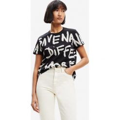 Desigual t-shirt bawełniany kolor czarny. Czarne t-shirty Desigual, bez wzorów, z bawełny, bez kołnierzyka, bez ramiączek. W wyprzedaży za 159.99 zł.