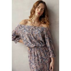 Długa sukienka w kwiaty na lato hiszpanka z rozcięciem różowa wiskoza. Czerwone sukienki Stylove, na co dzień, l, bez wzorów, z wiskozy, bez kołnierzyka, bez ramiączek, maxi. Za 289.00 zł.
