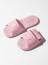 Składane klapki z motywem serca - różowy. Czerwone klapki Sinsay, bez wzorów, bez obcasa, bez zapięcia. Za 15.99 zł.