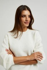 Sweter z bufiastymi rękawami z dodatkiem wełny biały. Białe swetry MOODO, l, bez wzorów, z poliesteru, bez ramiączek. W wyprzedaży za 47.99 zł.