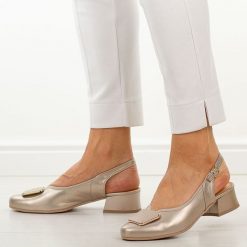 Perłowe skórzane Polskie czółenka damskie Góral 2102. Białe czółenka Góral, na lato, z aplikacjami, z materiału, biznesowe, z okrągłym noskiem, bez obcasa, na obcasie, bez zapięcia. W wyprzedaży za 377.10 zł.