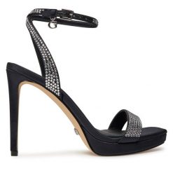 Sandały Guess. Czarne sandały Guess, z aplikacjami, bez obcasa, na szpilce, bez zapięcia. Za 599.99 zł.