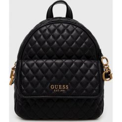 Guess plecak damski kolor czarny mały gładki. Czarne plecaki Guess, z aplikacjami, do ręki, pikowane, bez dodatków. W wyprzedaży za 468.99 zł.
