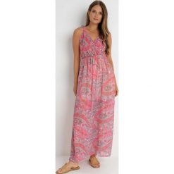 Różowa Sukienka Valentin. Czerwone sukienki Born2be, s, bez wzorów, bez kołnierzyka, bez ramiączek, maxi, kopertowe. Za 159.99 zł.