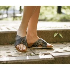 Klapki na korku - skóra naturalna - model 341 - kolor wąż. Białe klapki Zapato, bez wzorów, z jeansu, klasyczne, bez obcasa, na płaskiej podeszwie, bez zapięcia. Za 279.00 zł.