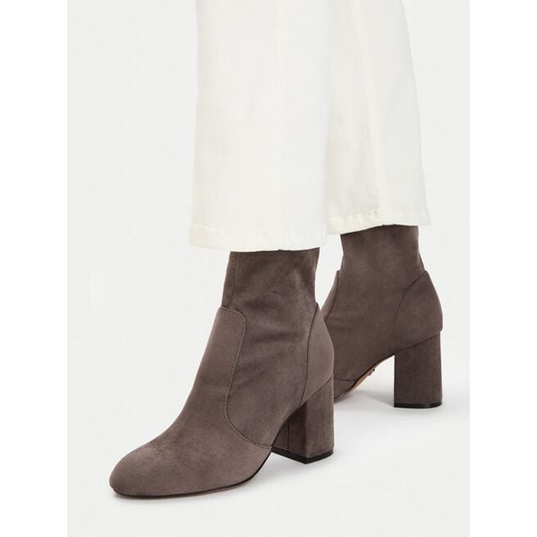 Botki Nine West. Szare botki Nine West, bez wzorów, bez obcasa, na słupku, bez zapięcia. Za 279.99 zł.