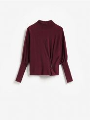 Sweter z ozdobnym detalem - bordowy. Czerwone swetry Reserved, l, bez wzorów, z dzianiny, bez ramiączek. Za 129.99 zł.