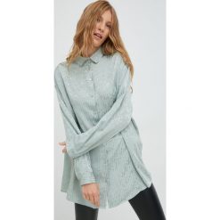 Answear Lab koszula damska kolor turkusowy relaxed z kołnierzykiem klasycznym. Niebieskie koszule Answear Lab, l, bez wzorów, z tkaniny, klasyczne, bez kołnierzyka, bez ramiączek. W wyprzedaży za 149.99 zł.