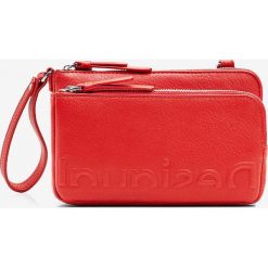 Desigual torebka damski kolor czerwony. Czerwone listonoszki Desigual, bez wzorów, bez dodatków. Za 279.99 zł.