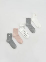 Długie skarpety 5 pack - pastelowy róż. Czerwone skarpetki Reserved, bez wzorów. Za 49.99 zł.