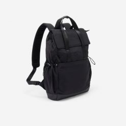 Plecak z kieszenią na laptopa 10 L. Czarne plecaki Decathlon, bez wzorów, z materiału, bez dodatków. Za 99.99 zł.