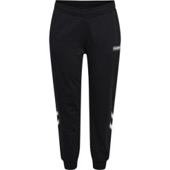 Damskie spodnie dresowe plus Hummel Legacy. Czarne spodnie dresowe Hummel, bez wzorów, z dresówki. W wyprzedaży za 193.50 zł.