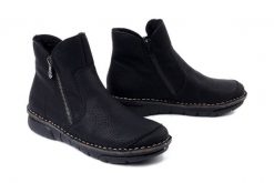 RIEKER 73357-00 black, botki damskie. Czarne botki Rieker, bez wzorów, bez obcasa, bez zapięcia. Za 349.90 zł.
