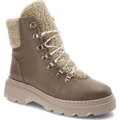 Botki damskie Kampa, cholewka ze skóry naturalnej wnętrze ocieplane na płaskiej podeszwie, beż‑capuccino, Z538‑651‑650. Brązowe botki KAMPA, bez wzorów, z futra, eleganckie, bez obcasa, na płaskiej podeszwie, bez zapięcia. Za 329.00 zł.